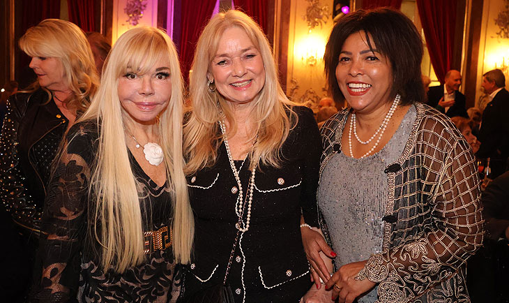 Simone Petrov, Marion Küffer, Denise Becker bei Sarah Laux am 26.02.2024 im Silbersaal des Deutschen Theater (©Foto.Martin Schmitz)